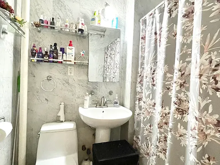 210 W 16th St #1E — Photo 8