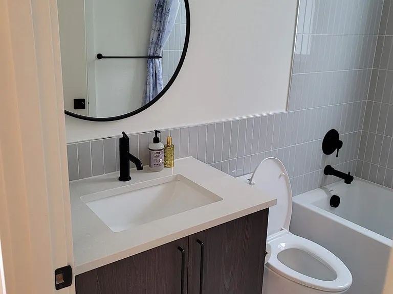 2408B Dexter Ave N — Photo 11