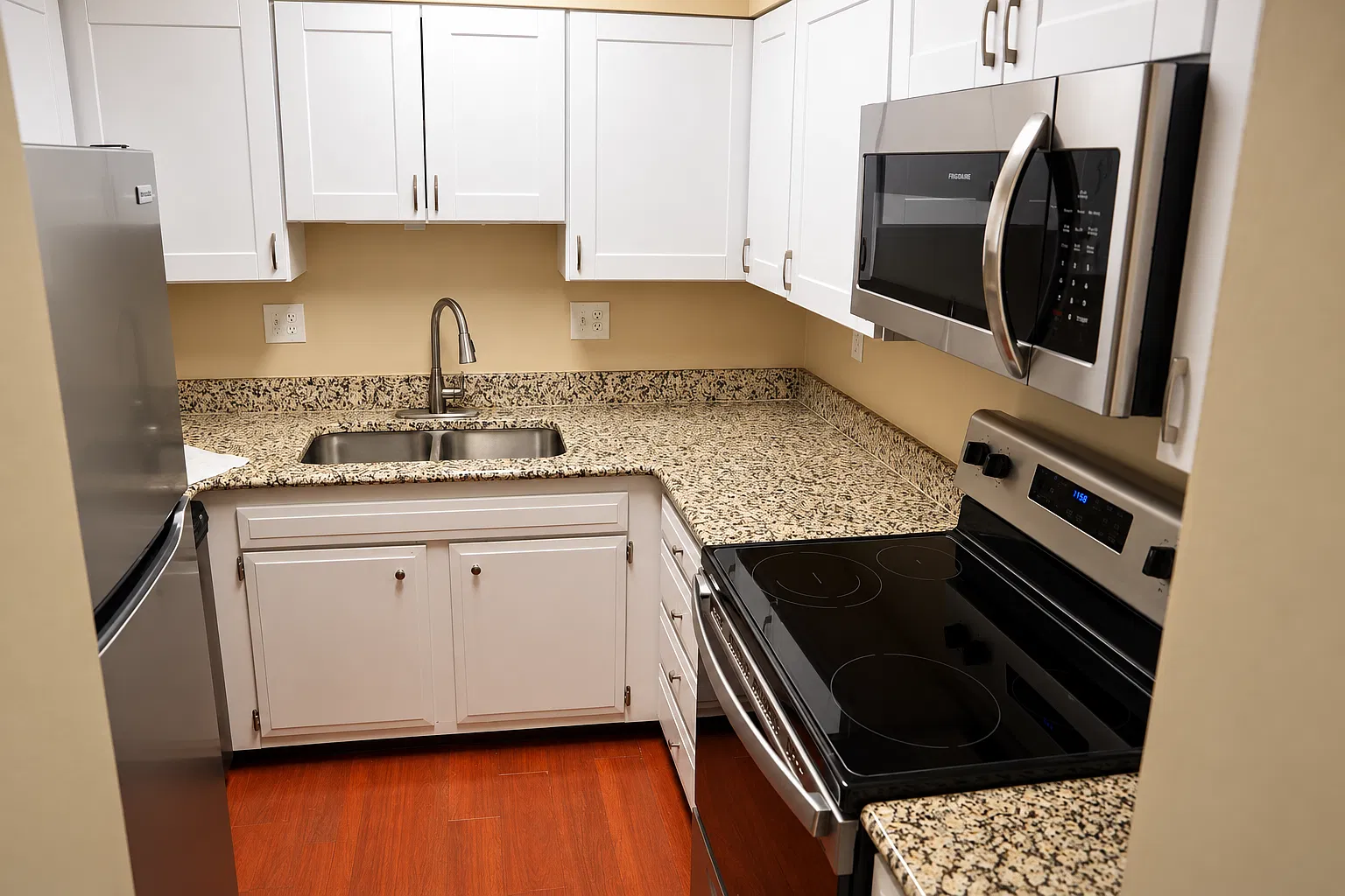 2 bed, 1.5 bath, 920 sqft, $1,400 — Photo 2