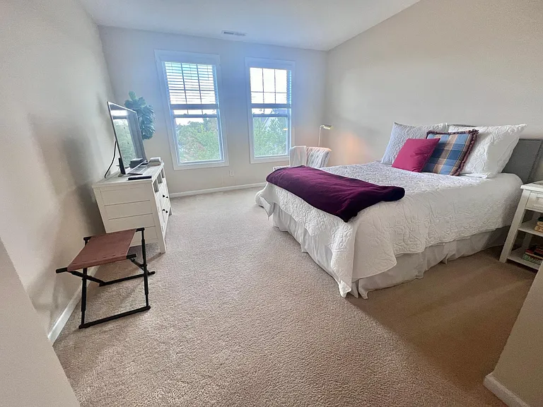 4th bedroom upstairs-pic 2