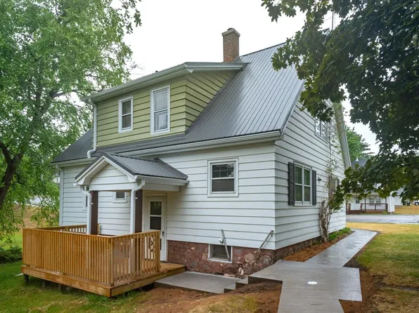 221 E Pearl St, Neshkoro, WI 54960