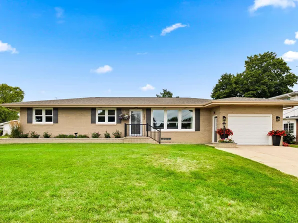 203 N 3rd St, Roanoke, IL 61561