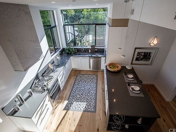 3rd image of 4947 Cahuenga Blvd