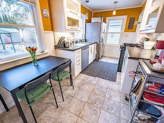 4th image of 158 W Summit Ave