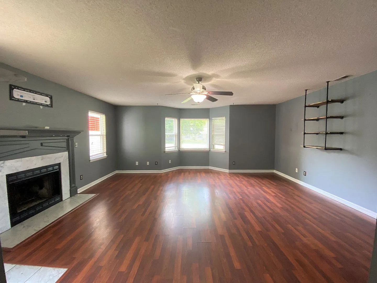 Spacious 3 Bedroom Home for Rent! — Photo 3