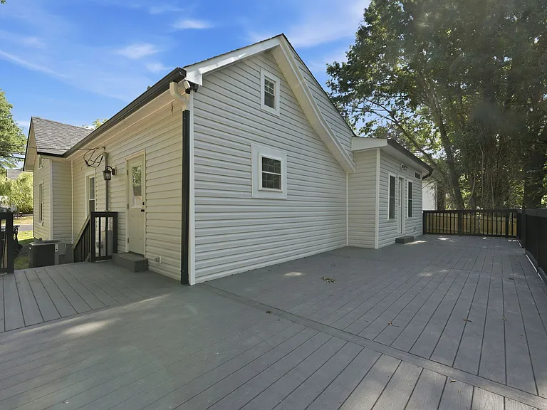 1106 Attica St — Photo 22