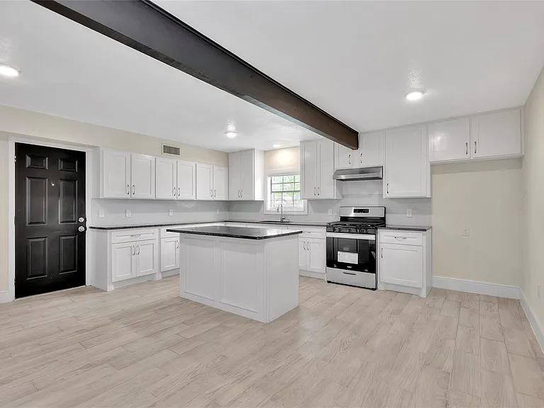 9010 Freeland St — Photo 1
