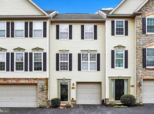2754 Hunters Crest Dr, York, PA 17402