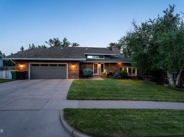 1117 W Highland Acres Rd, Bismarck, ND 58501