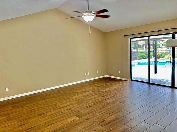 4th image of 1013 Weaver Dr