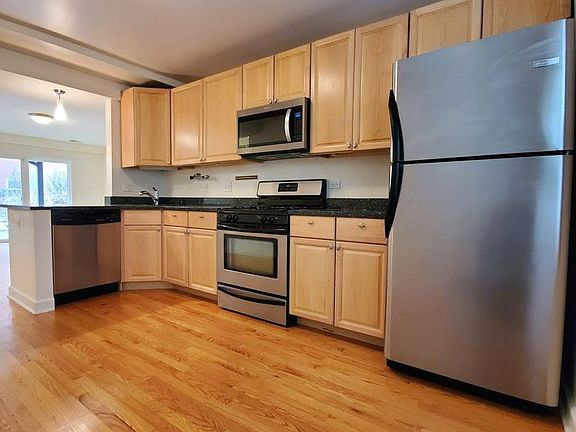 5th image of 6433 N Damen Ave APT 1W