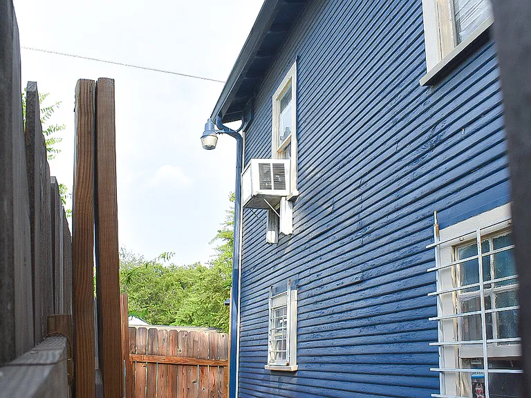 2246 E Houston St — Photo 52