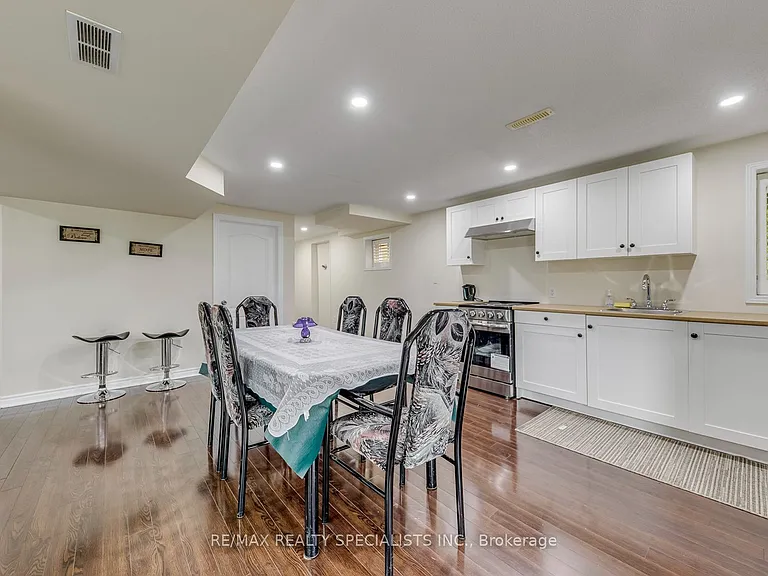 5486 Landsborough Ave — Photo 12