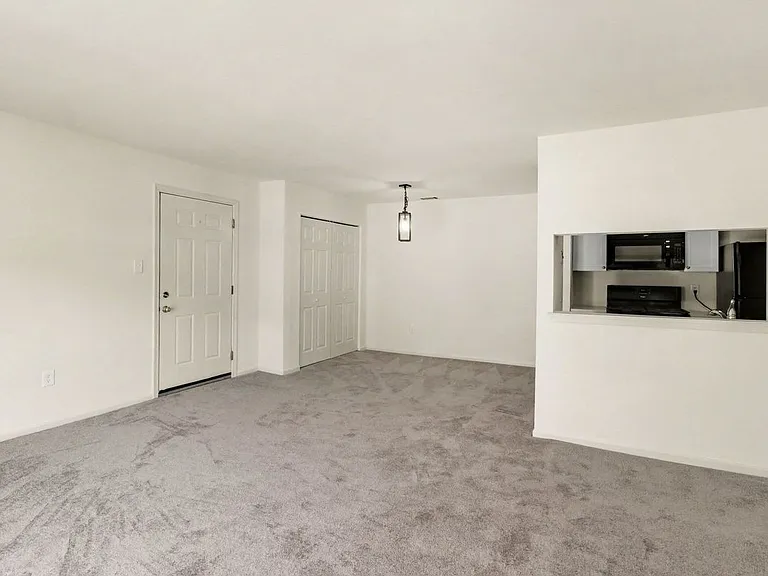 902 Dogwood Ct — Photo 3