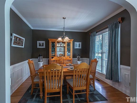 4th image of 228 Longbourn Dr