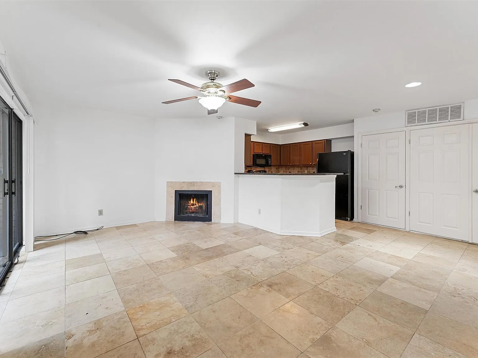 2 bed, 1.0 bath, 838 sqft, $1,150 — Photo 4