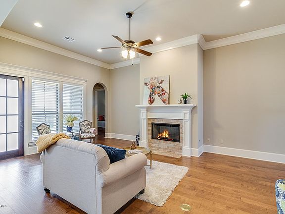 4th image of 302 Flora Springs Dr