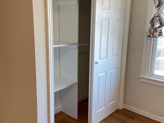 4th image of 438 Willits St #438