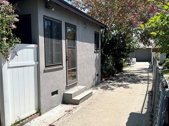 3rd image of 10550 Oxnard St