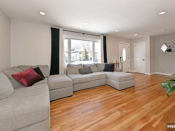 5th image of 262 Spring Valley Ave