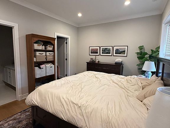 4th image of 2242 N Kenmore Ave #2S