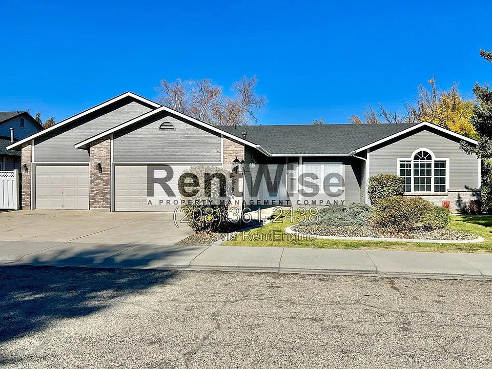 1320 E Peacock St