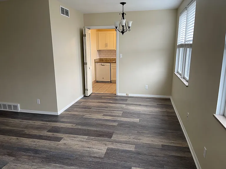 Embassy House Apartments — Photo 6