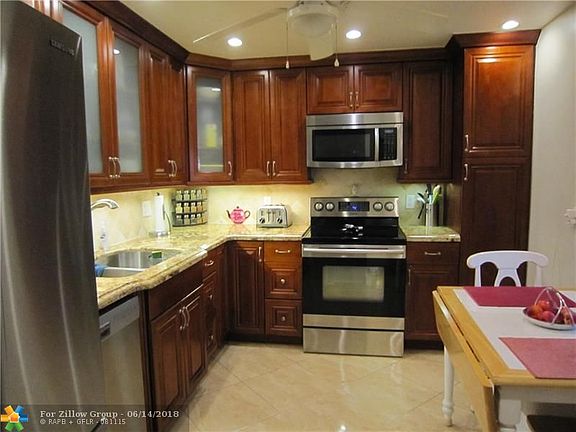 4th image of 3800 Oaks Clubhouse Dr APT 104