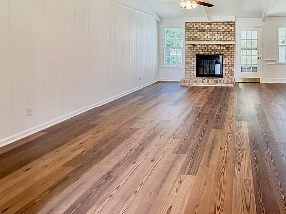 5th image of 104 Stuart Ct