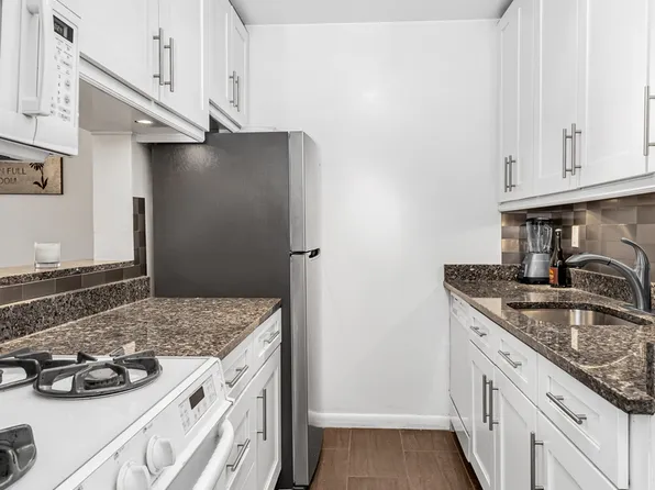 345 East 56th Street image 4 of 12