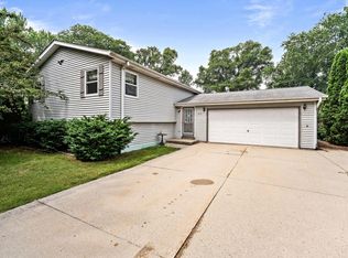 6115 N 117th St, Milwaukee, WI 53225