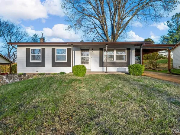 2627 Glenoak Dr, Maryland Heights, MO 63043