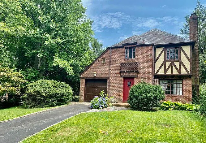 31 South Dr — Photo 1