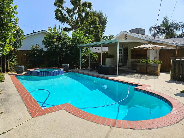 906 N Parish Pl — Photo 25
