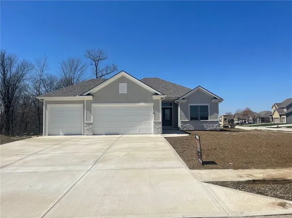 17710 Greyhawke Rdg, Smithville, MO 64089