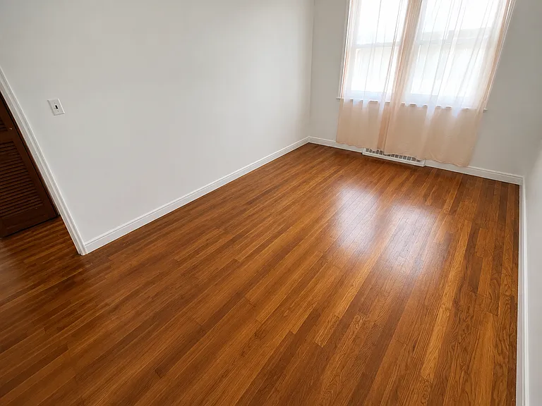 520 College Point Blvd — Photo 3