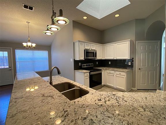 4th image of 4900 Redwood Dr