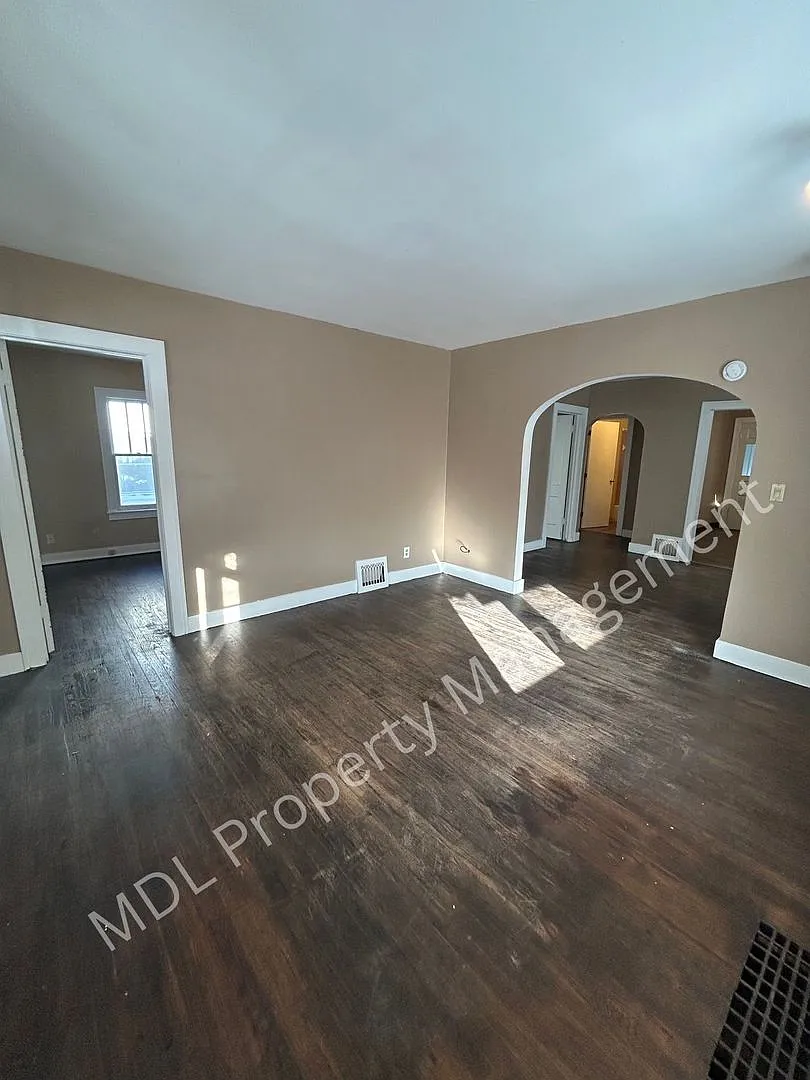 2310 N Clinton St photo 1