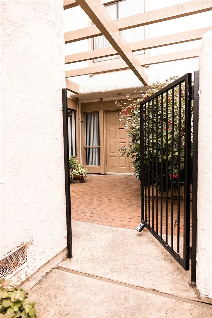 3 bed, 2044 sqft, $5,300 — Photo 2
