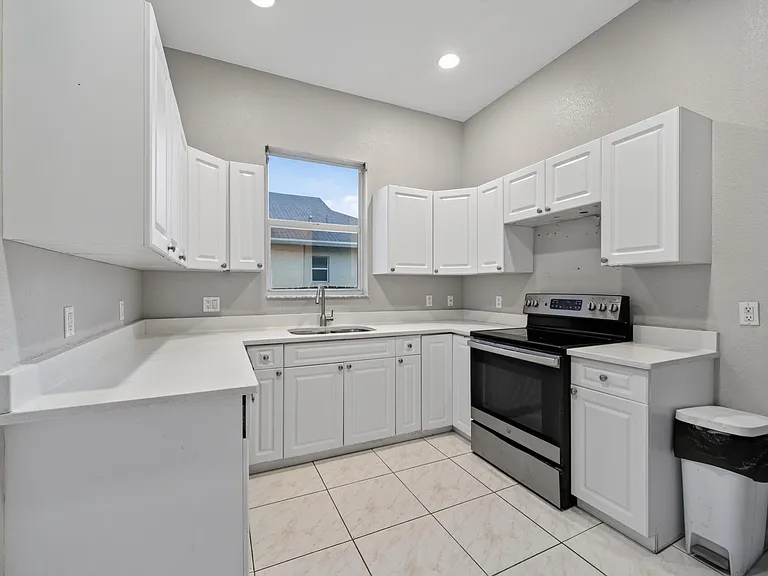 4059 SW Kamsler St — Photo 13