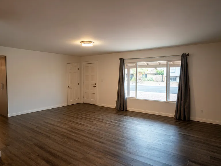 1728 E Laguna Dr — Photo 6