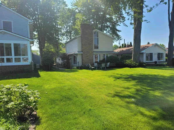 39886 Shoreline Dr, Harrison Township, MI 48045