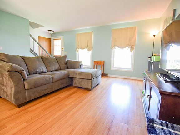 3rd image of 36 Sunnyfield Dr