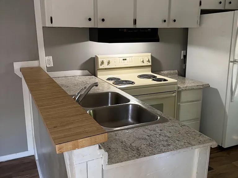 121 Gloria Ln — Photo 1