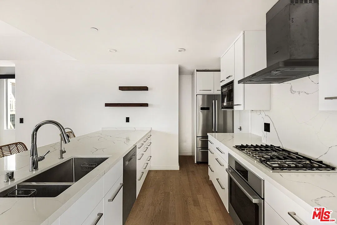 2 bed, 3.0 bath, 1554 sqft, $7,900 — Photo 4