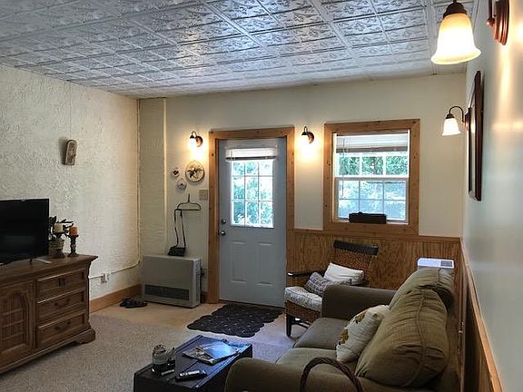 South-facing door and window in Lvg Rm.