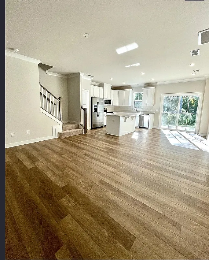 53 Connaught Court - 1 — Photo 2