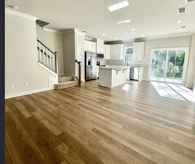53 Connaught Ct — Photo 2