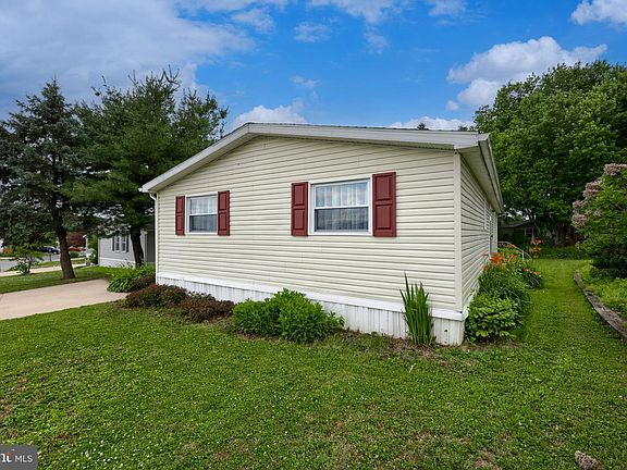 4th image of 671 Lilac Dr