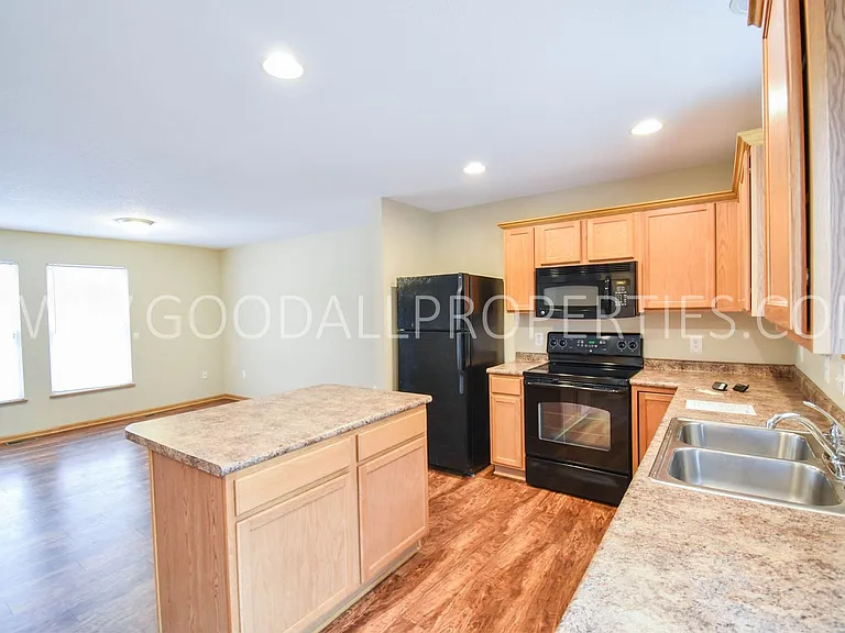 15404 Townsend Ave — Photo 5